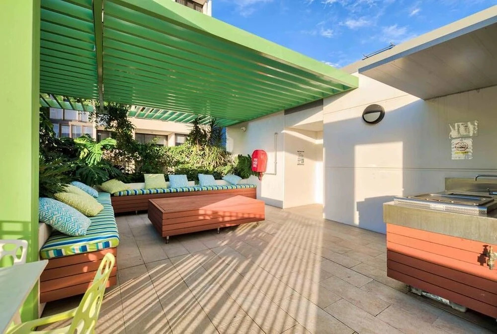 Bright 2 Bedroom Seafoam Apartment