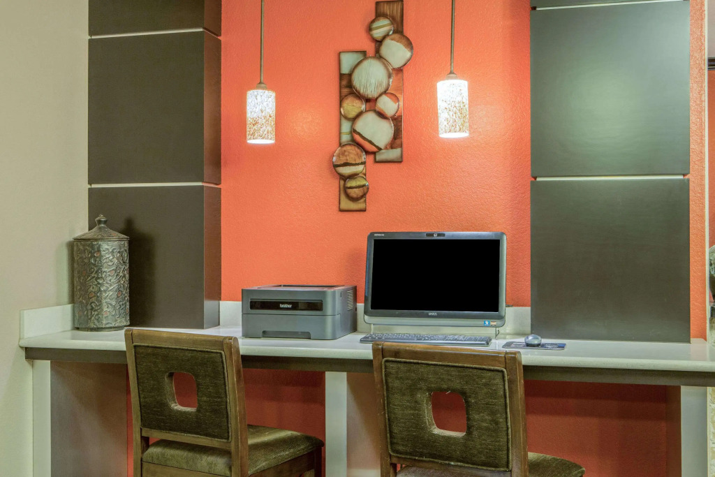 Super 8 by Wyndham Mansfield LA