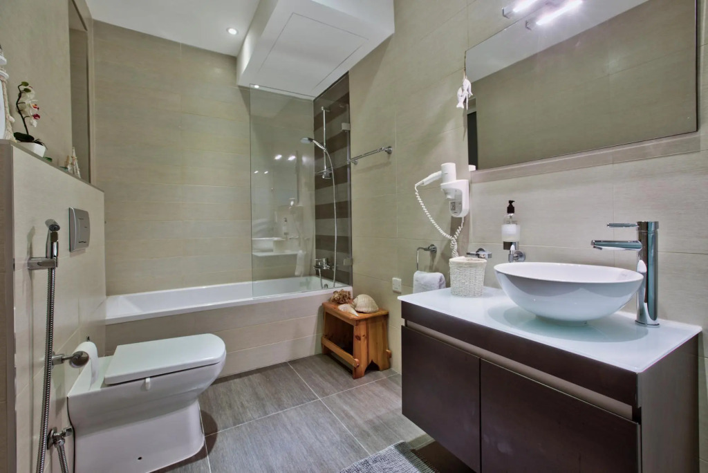 Raphaels - 2 Bedroom Apartment by Solea Holiday Homes