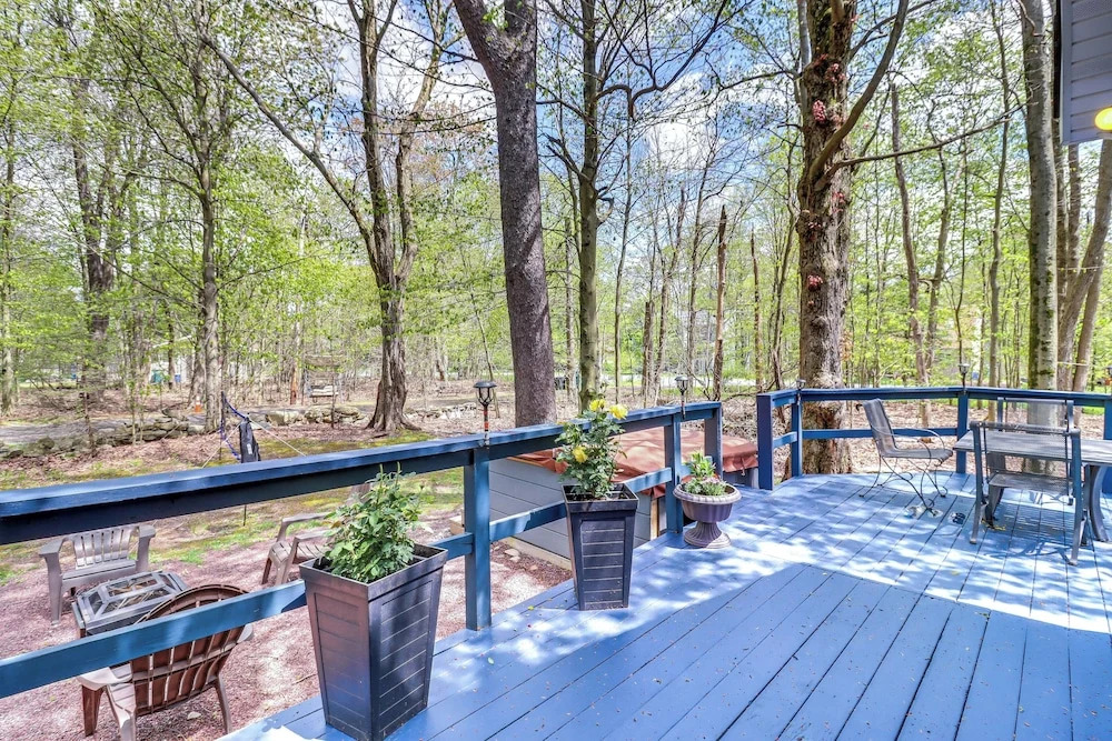 Hot Tub & Lake Beach Access: Tobyhanna Retreat!