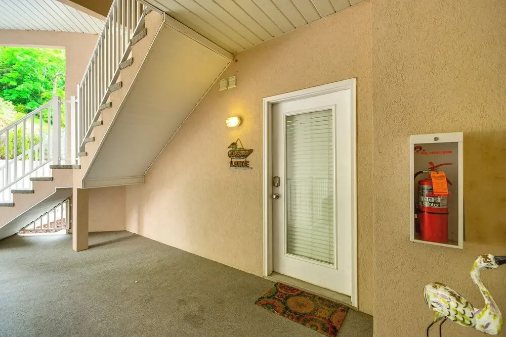 Community Perks! Waterfront Lake Ozark Escape