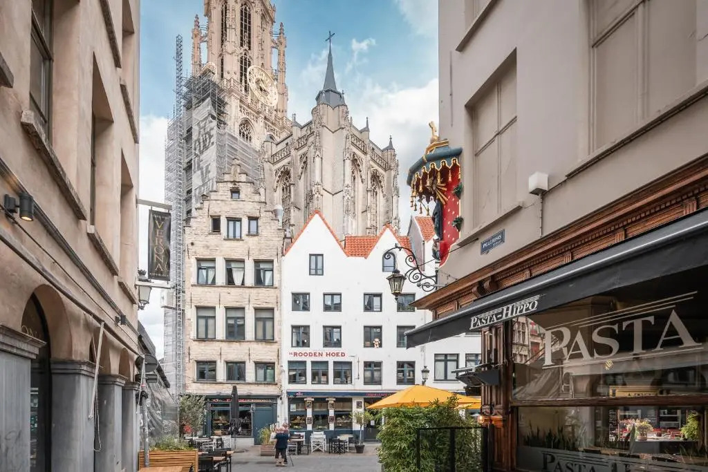 Tempel Cathedral Lodge in the Heart of Antwerp