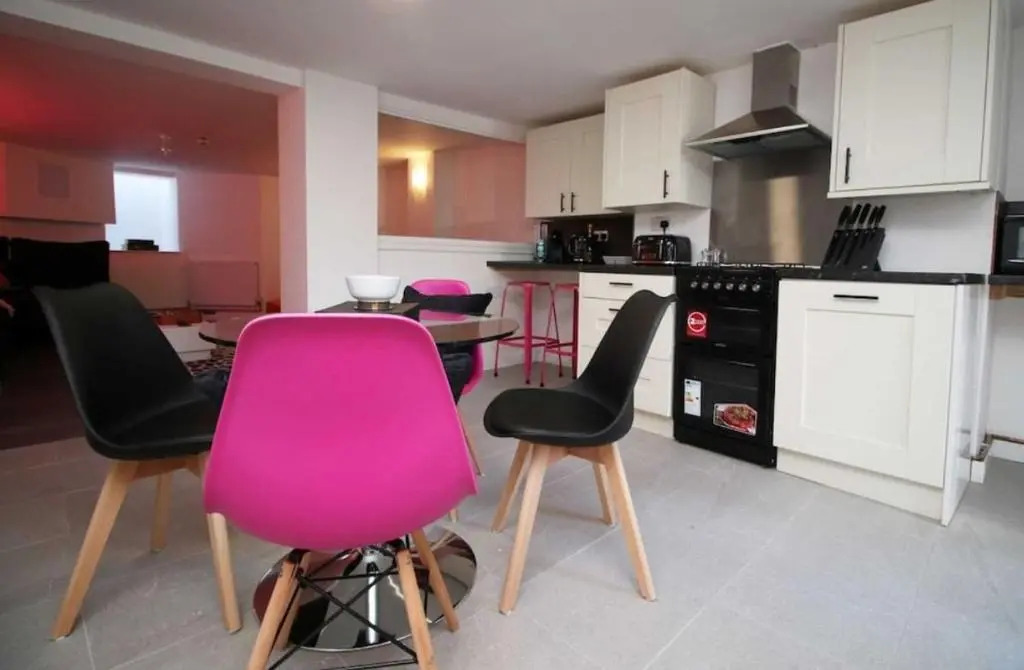 Principality House by Mia Living 3 bedroom apartment a 5 min walk to Principality Stadium
