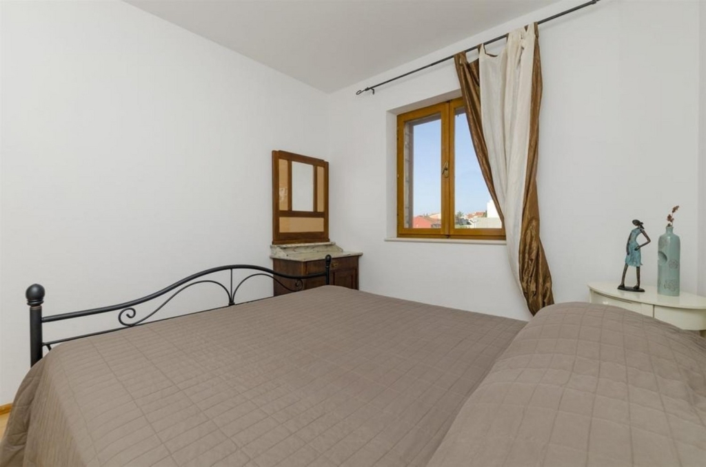 Apartment Lemar - parking and barbecue: A2 ANTIQUE Bol, Island Brac