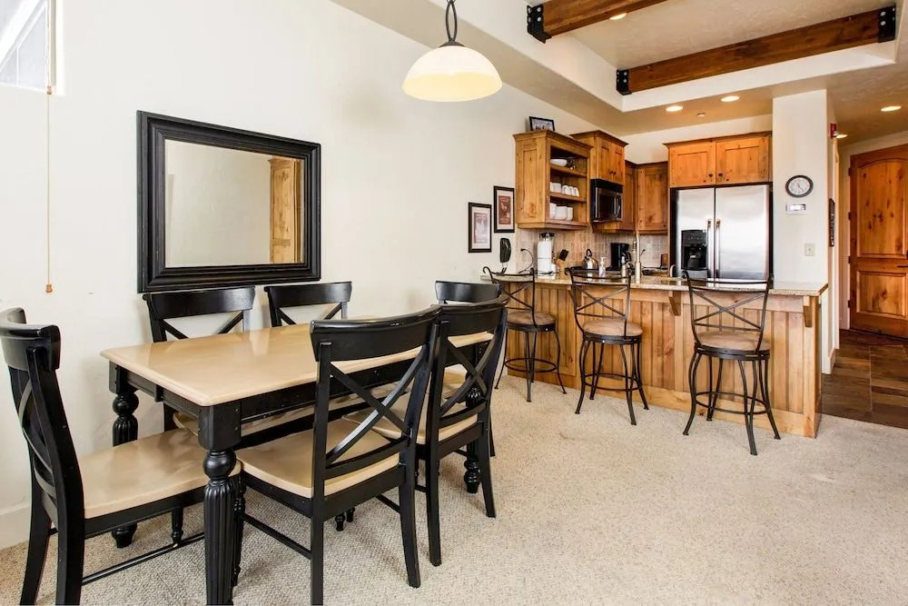 2BR Newpark Townhouse with Hot Tub by RedAwning