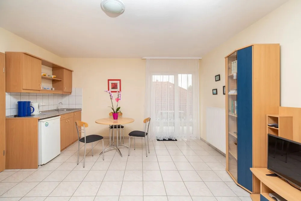 Lena Apartman