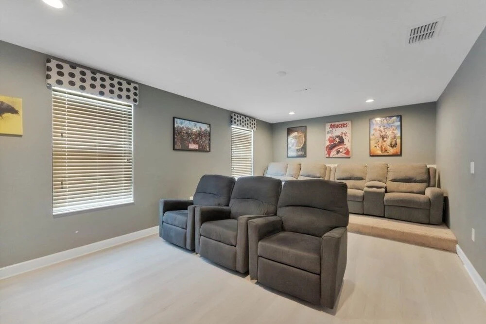 Spacious & Bright W/all The Amenities-4911cg 8 Bedroom Home by RedAwning