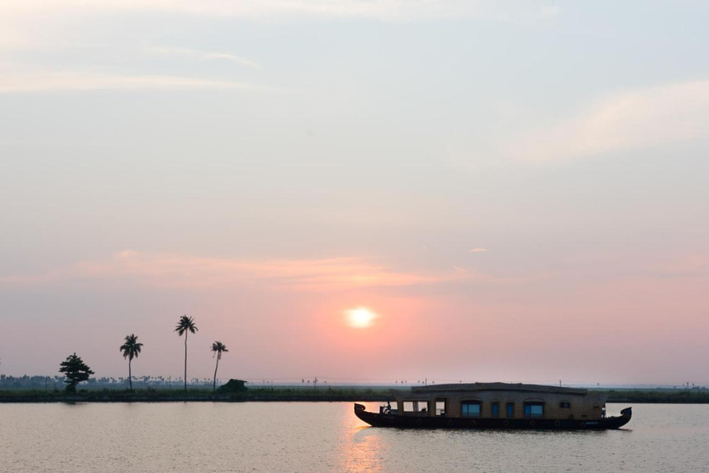 1 BHK Houseboat in Near Pallathurathy Bridge, Alappuzha, by GuestHouser (D087)
