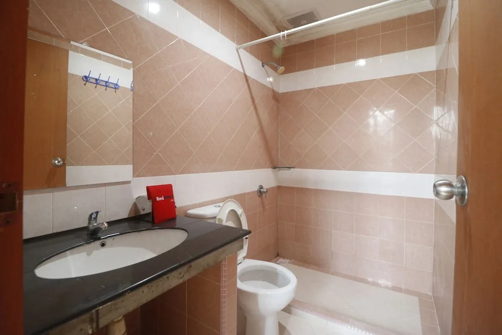 RedDoorz Plus near Gold Coast Ferry Terminal Batam