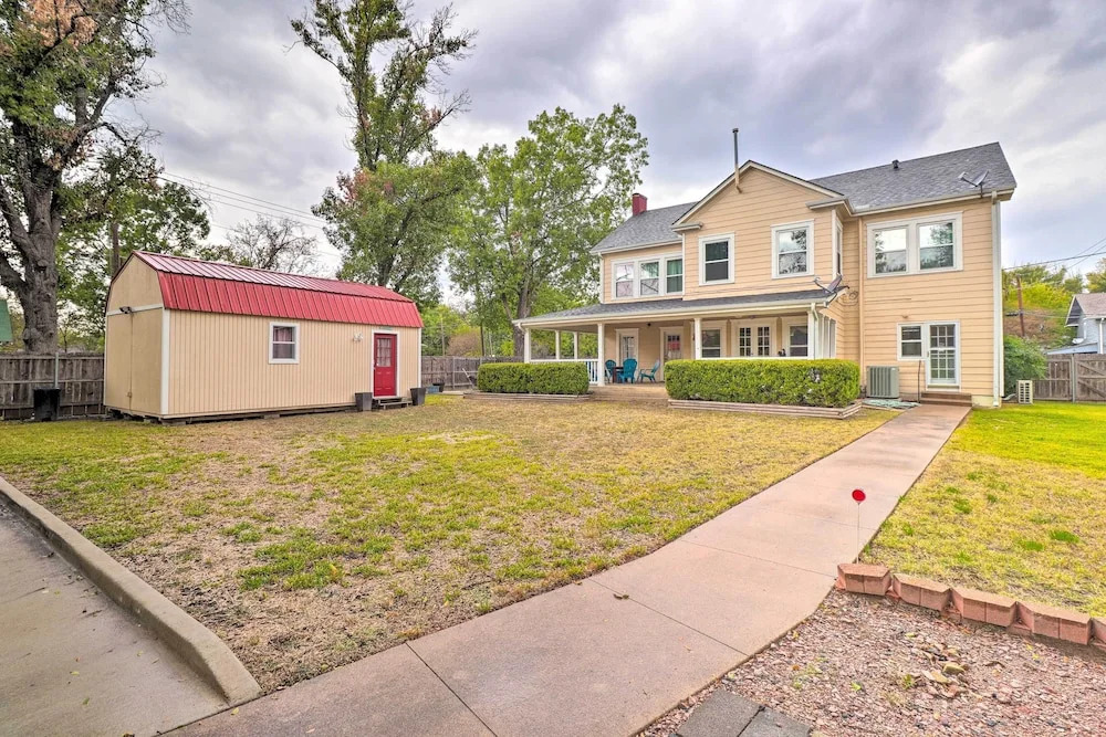 1920s Corsicana Home: Group Getaway Near Downtown!