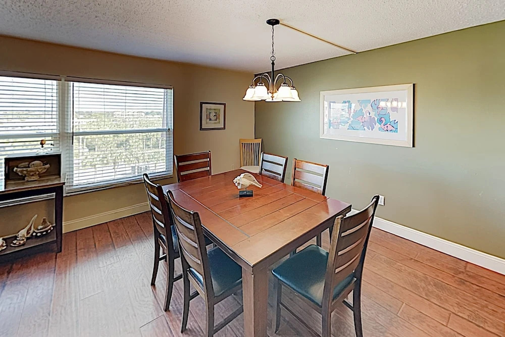 New Listing! Walkable Beachside W/ Pool 3 Bedroom Condo