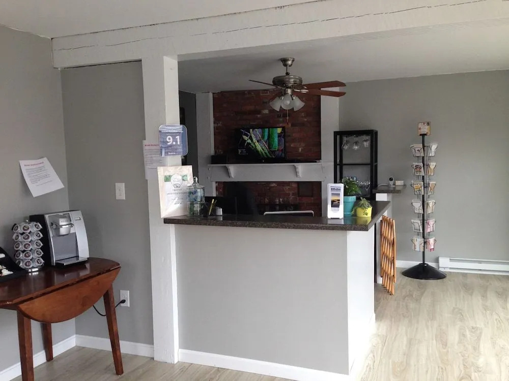 Bearskin Neck Motor Lodge