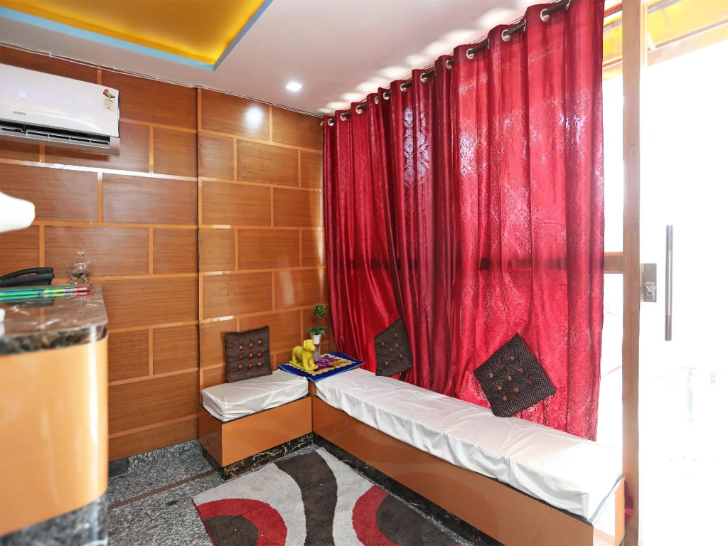 OYO Flagship 19894 Hotel Ayan Guest House