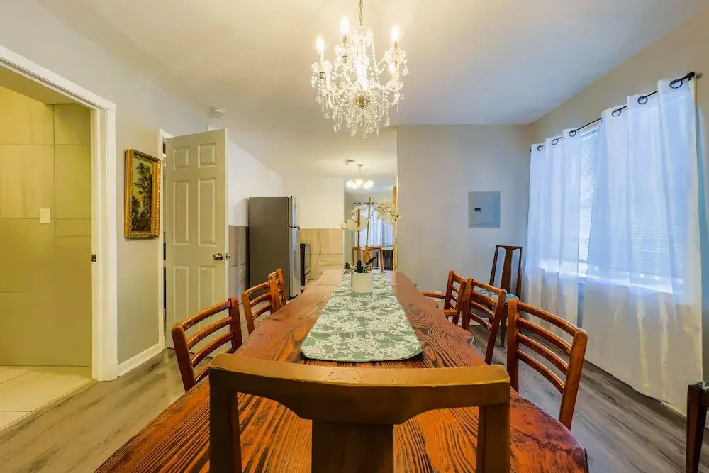 The Stone Castle - With Private Yard & Parking, Near Falls & Casino by Niagara Hospitality