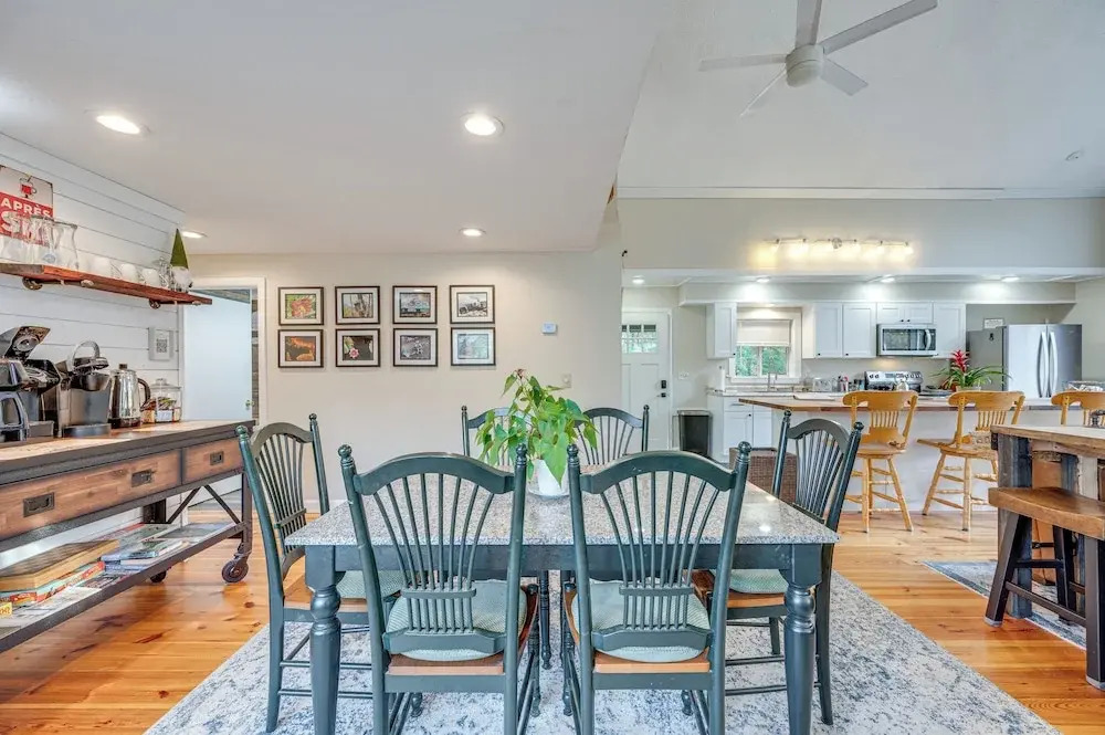 White Mountains Home w/ Hot Tub - Walk to Town!