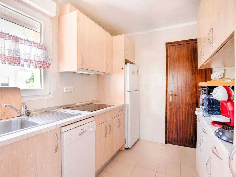 House for 4 With Private Swimming Pool, Near the Beach