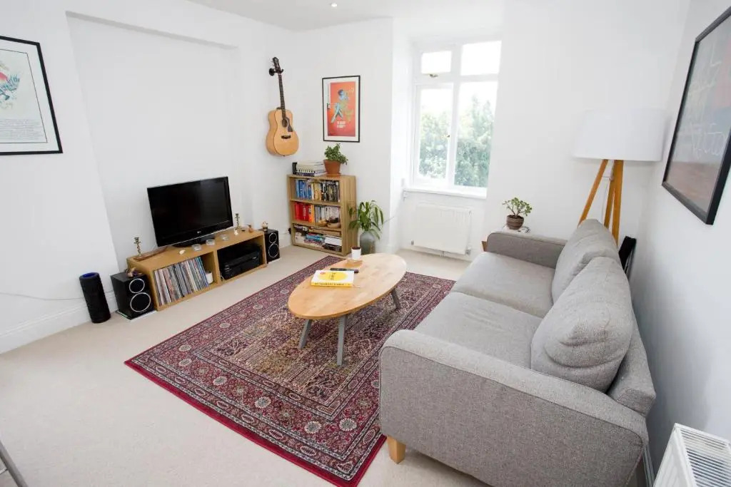 Bright 2 bedroom Apt - Great location - Free Parking