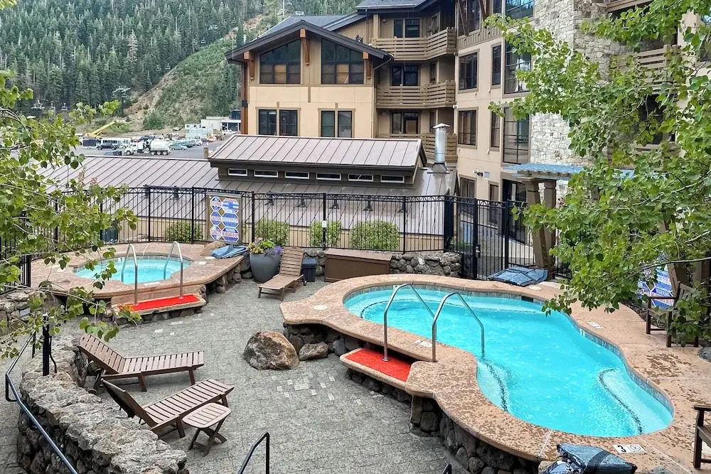 Ski-in/ski-out Condo w/ Views in Olympic Valley