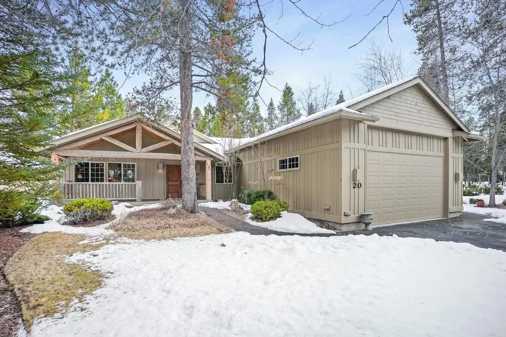 Hot Tub Home Near Golf and Sharc