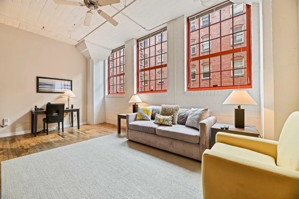 Bluebird Suites at the Warehouse District