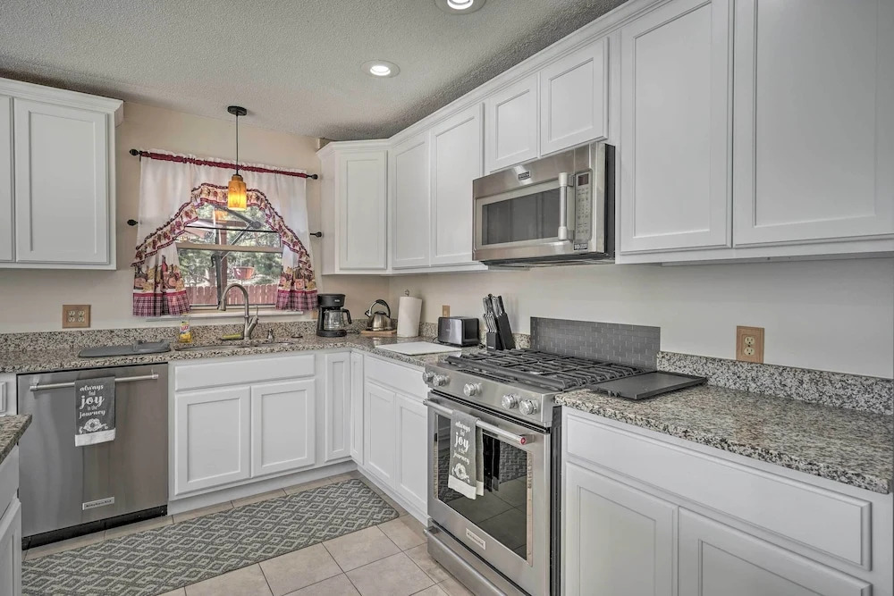 327936 Hot Tub + Mtn Views: Woodland Park Gem