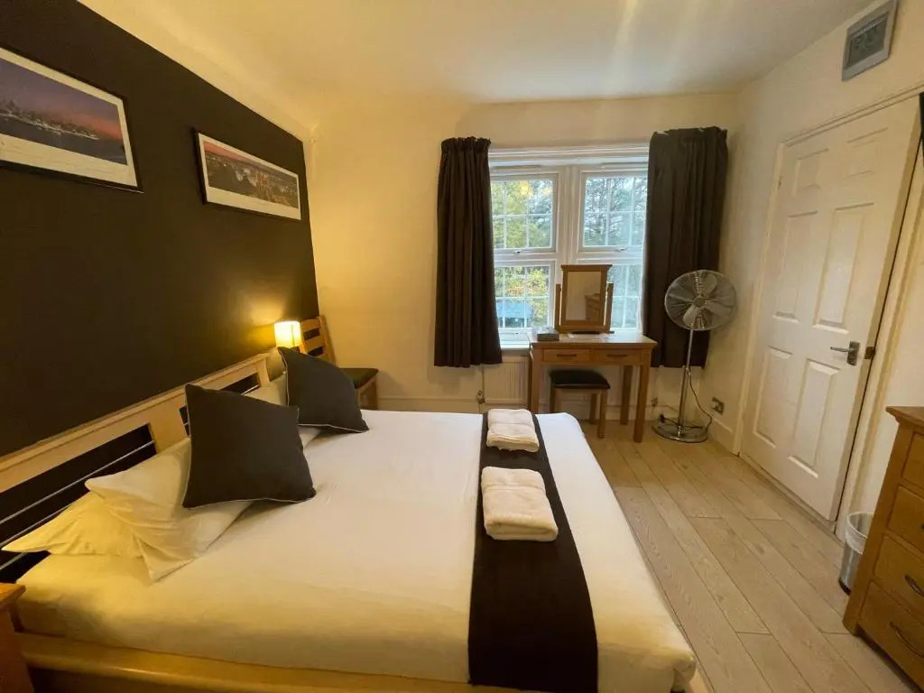 Oakhurst Gatwick and holiday parking five pounds per day and transport between six am and eleven pm