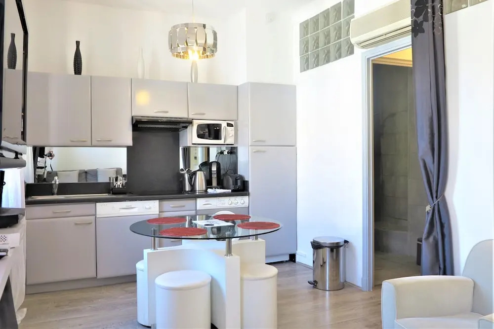 Stylish and Modern 1 Bedroom