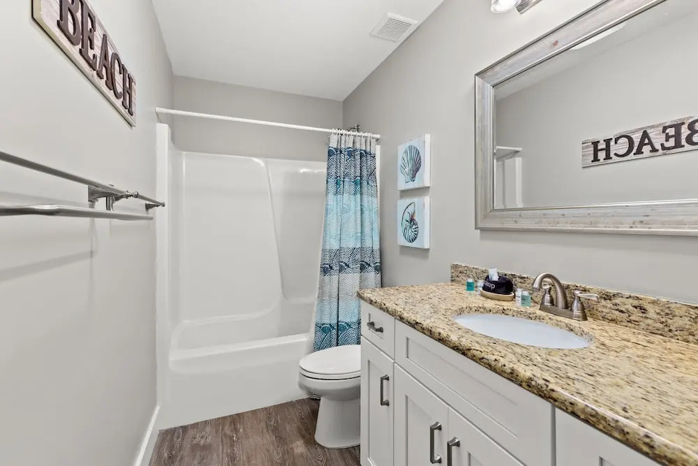 Family Friendly! 3bd, 2BA Home! Close to Beach! HOT Tub!