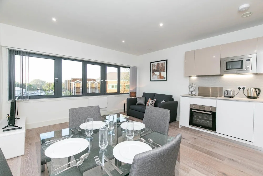 Deluxe Heathrow Apartments & Parking