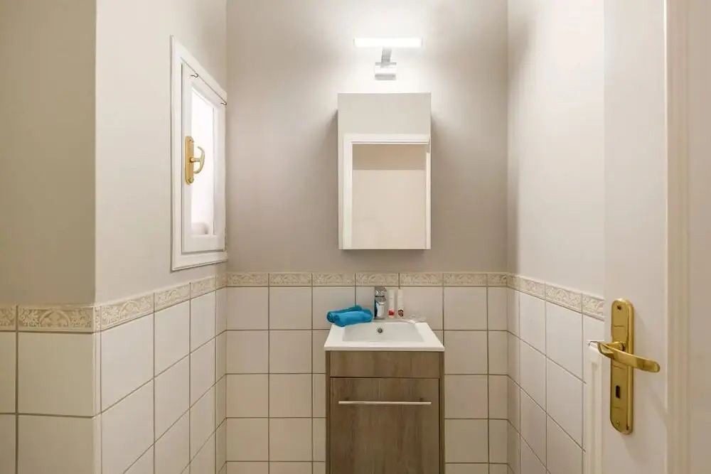 Modernly furnished apartment in Psyri A8