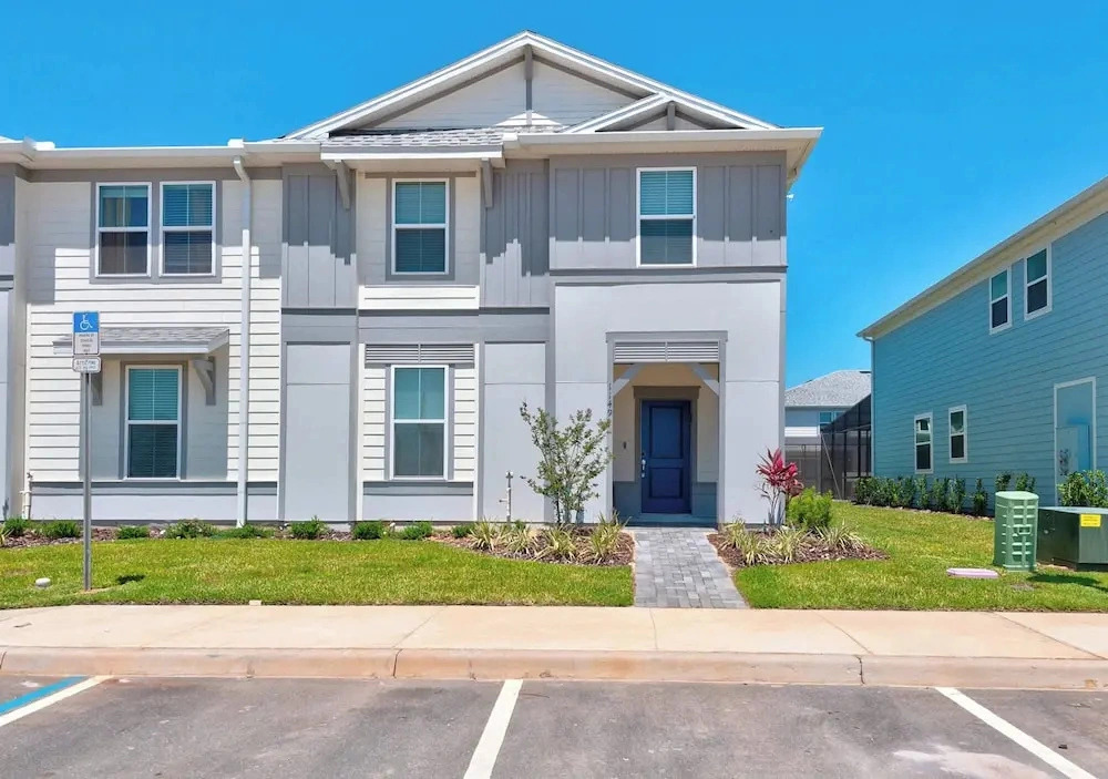 Family Townhome w/ Private Pool Near Theme Parks