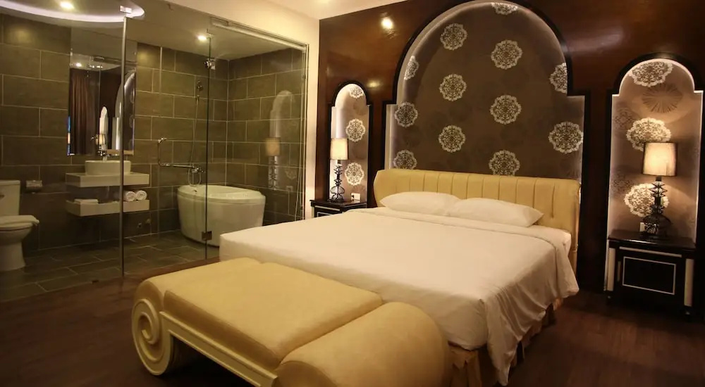 HANZ Friday Royal Hotel