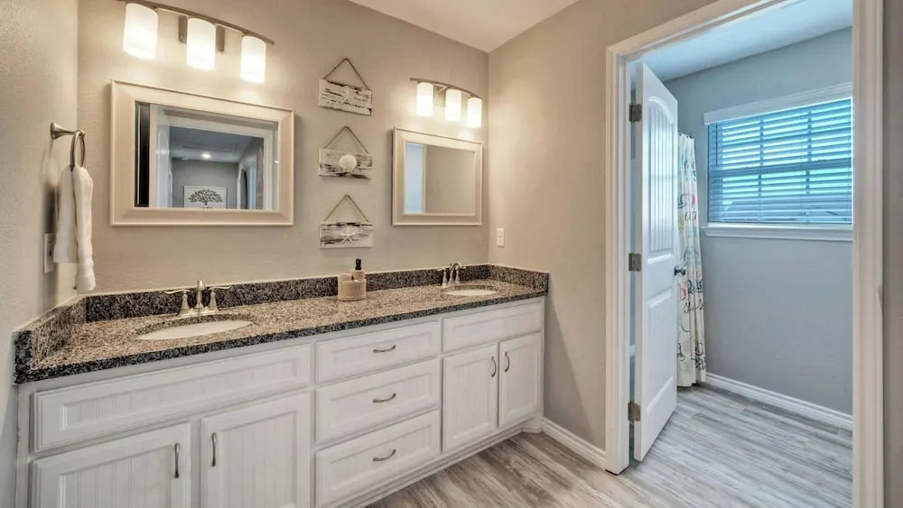 Barefoot and Salty & Tequila Tides by Avantstay. Sleeps 20 2 Homes + Dual Pools + Golf Cart 5 Min to Beach Port Aransas