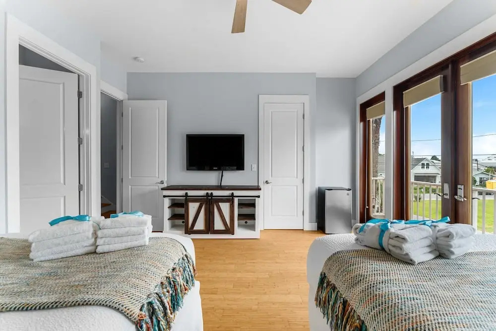 Beach Bay Getaway! Bayfront 4BR 4BA House Sleeps 12 Private Pool Boat Dock