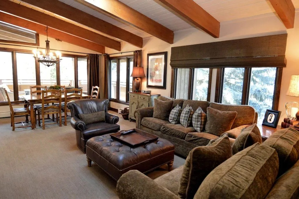 Little Nell Condominiums Unit 11, Top Floor Condo with Mountain Views, 3 Blocks to Gondola
