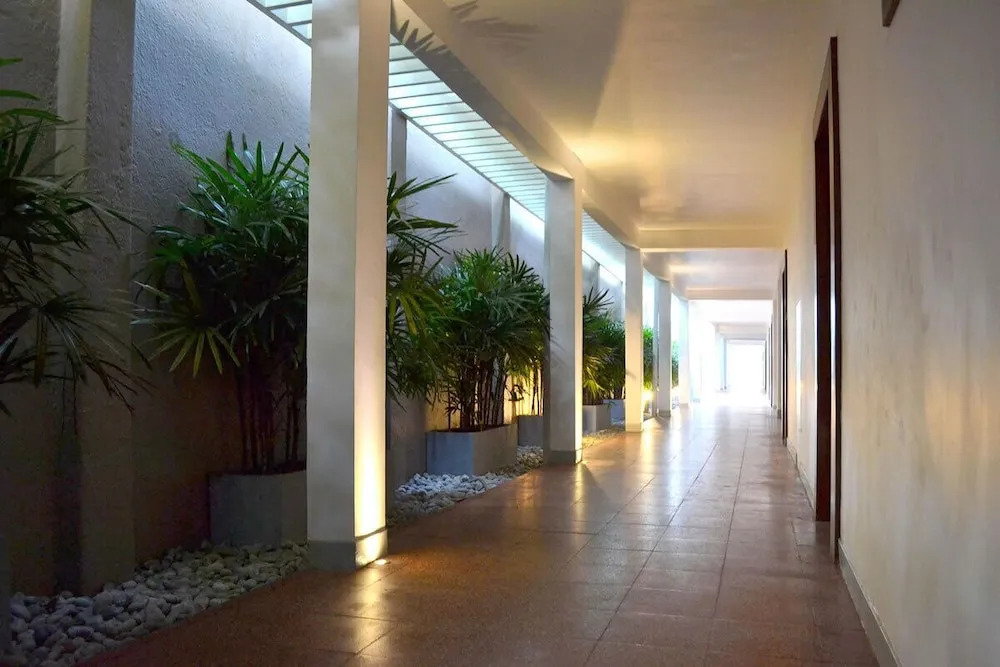 KYNROCK Airport Hotel