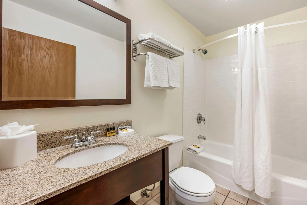 Eagle Lodge and Suites