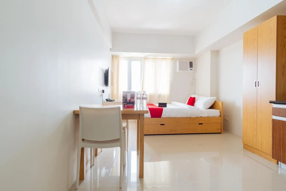 RedDoorz Plus @ Silk Residences Sta. Mesa