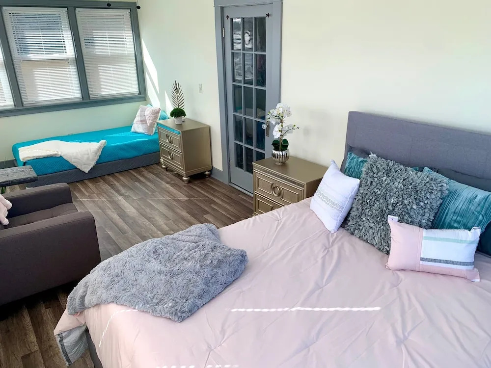 The Trotter Manor - With Private Yard & Parking, Near Falls & Casino by Niagara Hospital
