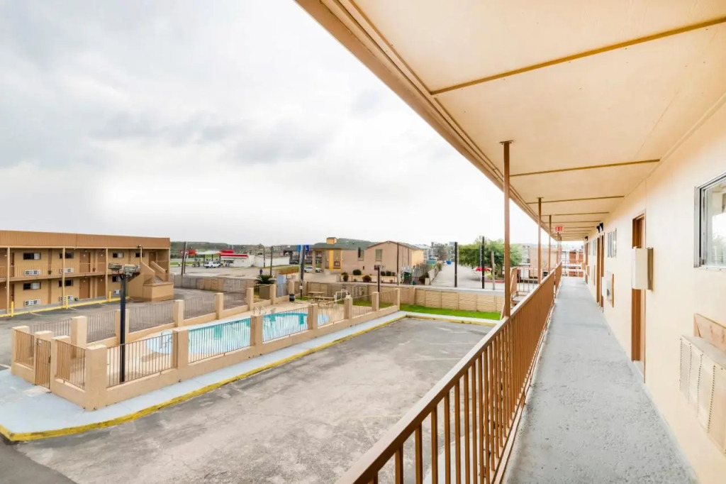 Oyo Hotel San Antonio Lackland AFB Seaworld Hwy 90 W
