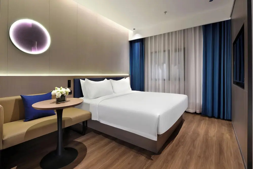 Jinglai Zhenxuan Shanghai Tongji Hospital Xincun Road Subway Station Hotel