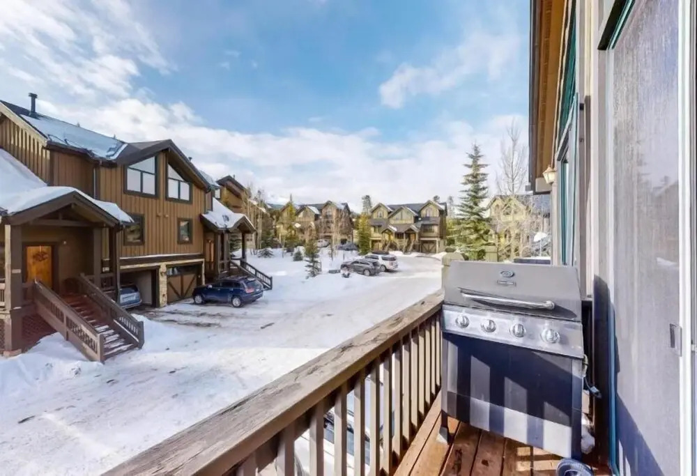 Ski-in/ski-out 3 Bedroom Townhome at Snowflake Lift With Private Hot Tub