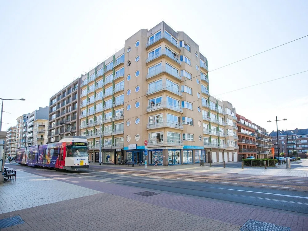 Apartment Near Zeedijk With Sea View