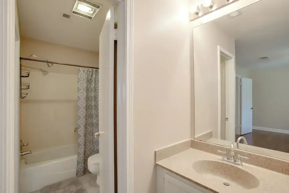 Baton Rouge Townhome w/ Pool Access - 7 Mi to Lsu!