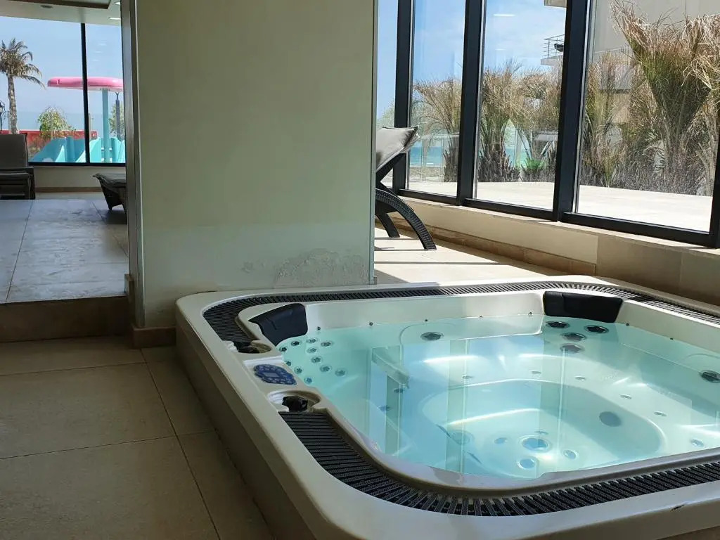 "Adela" 2BR apt - Pool & Spa Beach Resort