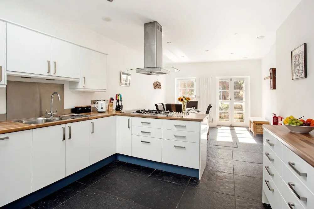 Peaceful Elevated Residential Area - Walk to City