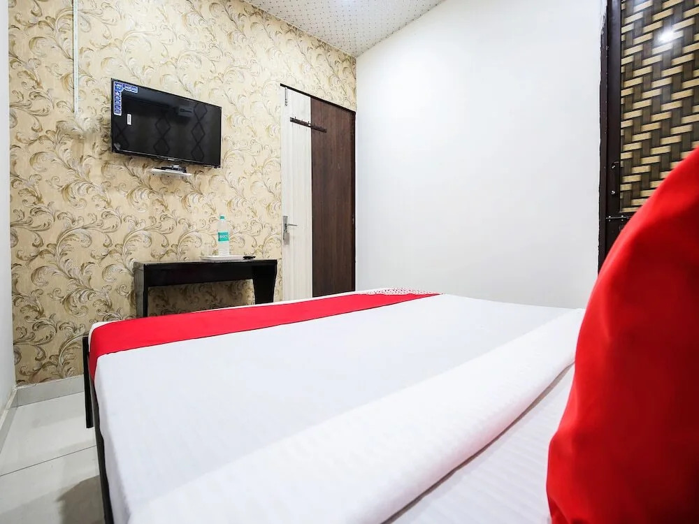 Royal Guest House by OYO Rooms