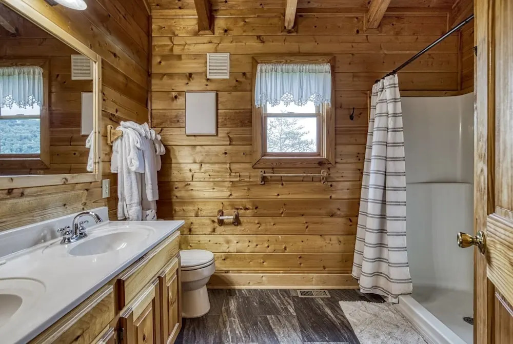 Ern813 - Heavenly View- Great Location! Close To All The Action! 6 Bedroom Cabin by RedAwning