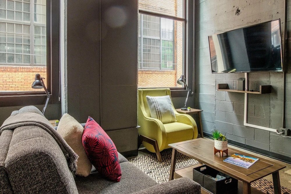Strip District Apts with Wifi by Frontdesk