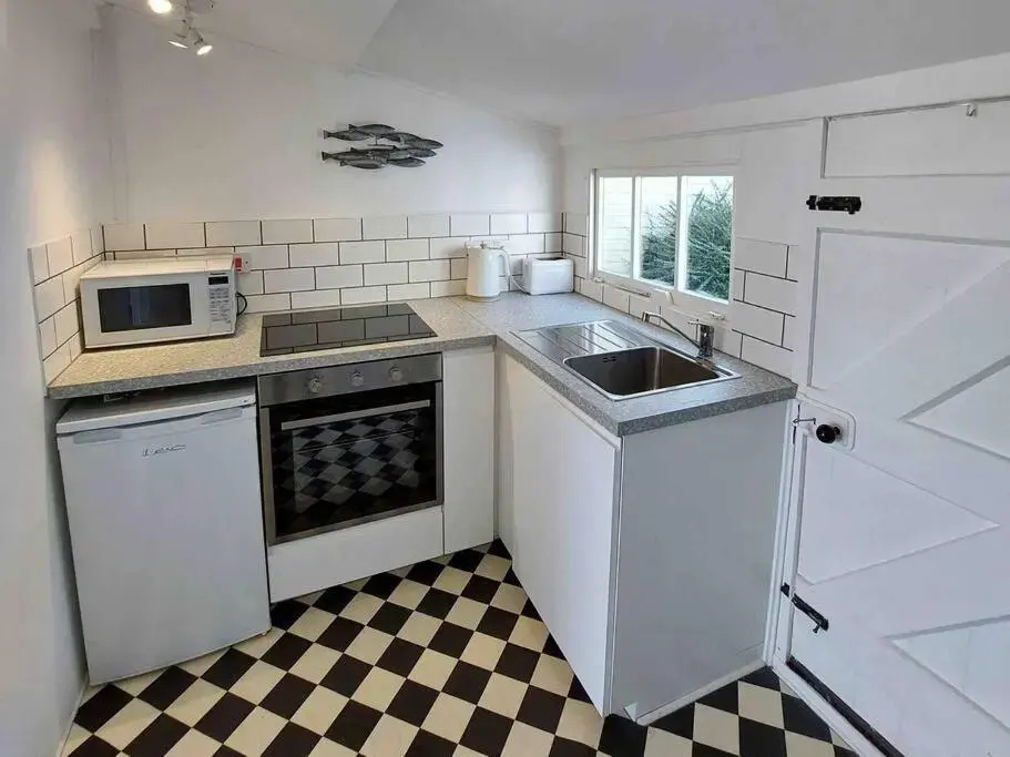 Amazing Sea View chalet , set In the main part of Lyme & Sleeps 4